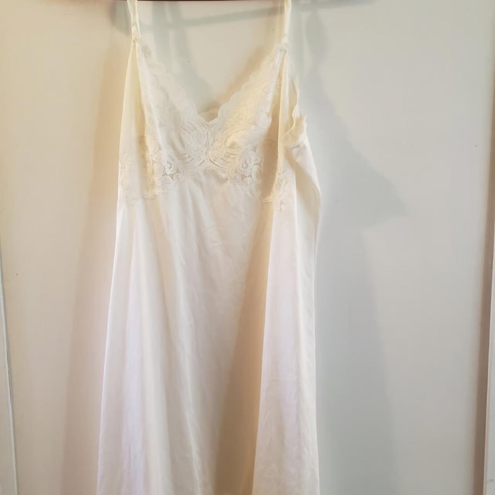 Womens vanity fair white lacey trim slip size 36